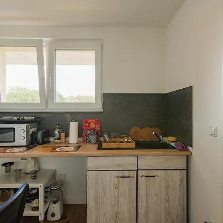 - Modern Space 3-bedroom With Balcony Bbq & Parking I 3 X Kingsize Bed I 10 Mins Central Station I Big Tv I Free Candies - *