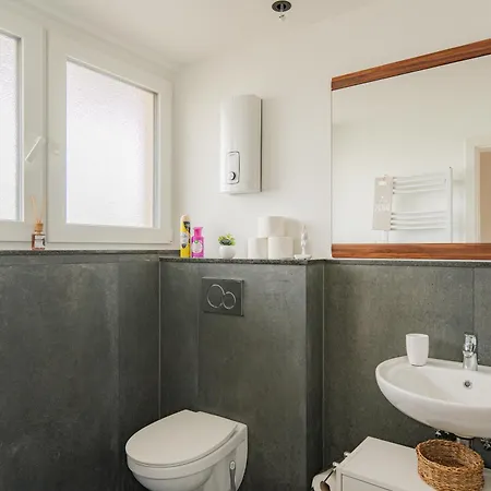 - Modern Space 3-bedroom With Balcony Bbq & Parking I 3 X Kingsize Bed I 10 Mins Central Station I Big Tv I Free Candies - *