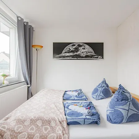 Apartment - Modern Space 3-bedroom With Balcony Bbq & Parking I 3 X Kingsize Bed I 10 Mins Central Station I Big Tv I Free Candies -