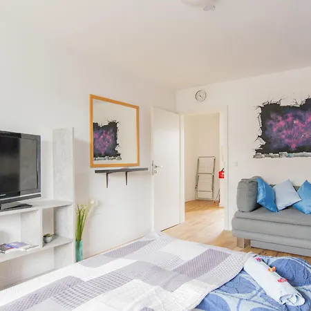 - Modern Space 3-bedroom With Balcony Bbq & Parking I 3 X Kingsize Bed I 10 Mins Central Station I Big Tv I Free Candies - Apartment