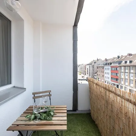 Apartment - Modern Space 3-bedroom With Balcony Bbq & Parking I 3 X Kingsize Bed I 10 Mins Central Station I Big Tv I Free Candies - Duisburg