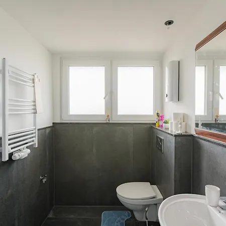 - Modern Space 3-bedroom With Balcony Bbq & Parking I 3 X Kingsize Bed I 10 Mins Central Station I Big Tv I Free Candies - Apartment *