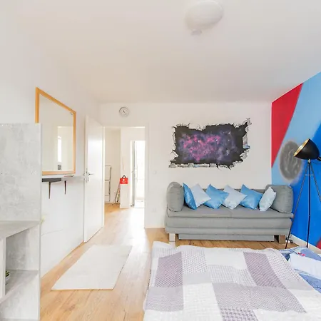 - Modern Space 3-bedroom With Balcony Bbq & Parking I 3 X Kingsize Bed I 10 Mins Central Station I Big Tv I Free Candies -